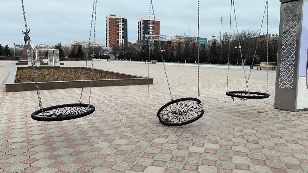 Ақтауда бұзақылар 2,5 миллион тұратын жаңа әткеншекті сындырып кетті