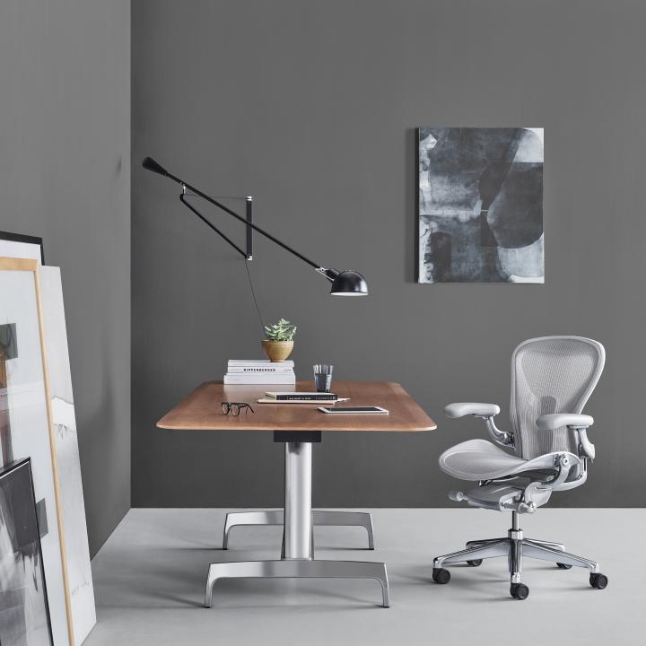 Офисное кресло Aeron от бренда Herman Miller