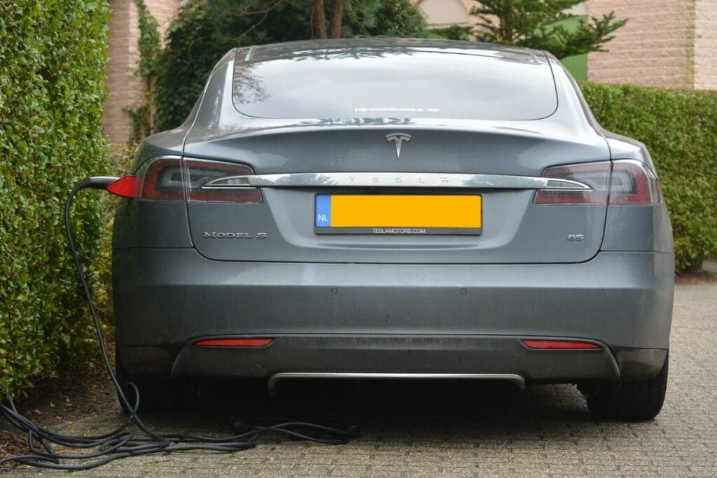 Tesla побила рекорд по поставкам электромобилей в 2021 году