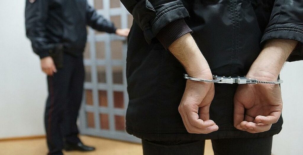 В Алматы задержали двух мародеров с оружием и вещами
