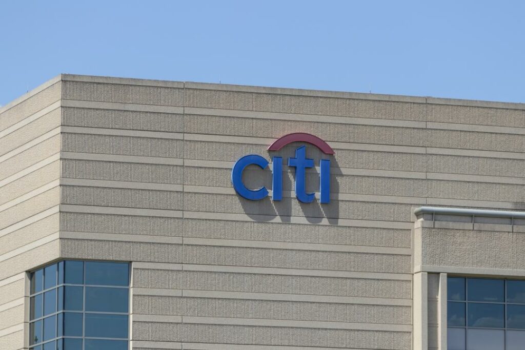 Чистая прибыль Citigroup упала на 26%