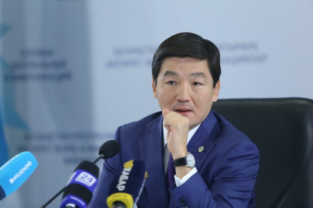 Байбек ответил критикующим в соцсетях Назарбаева