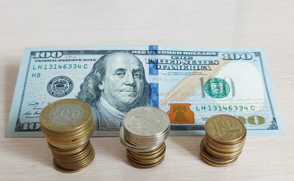 Курс тенге незначительно укрепился