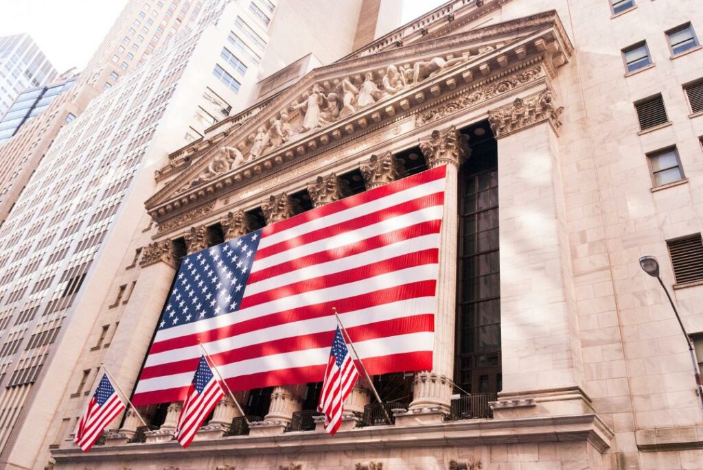 Dow Jones, S&P 500 и NASDAQ продолжили падать на сокращенной неделе