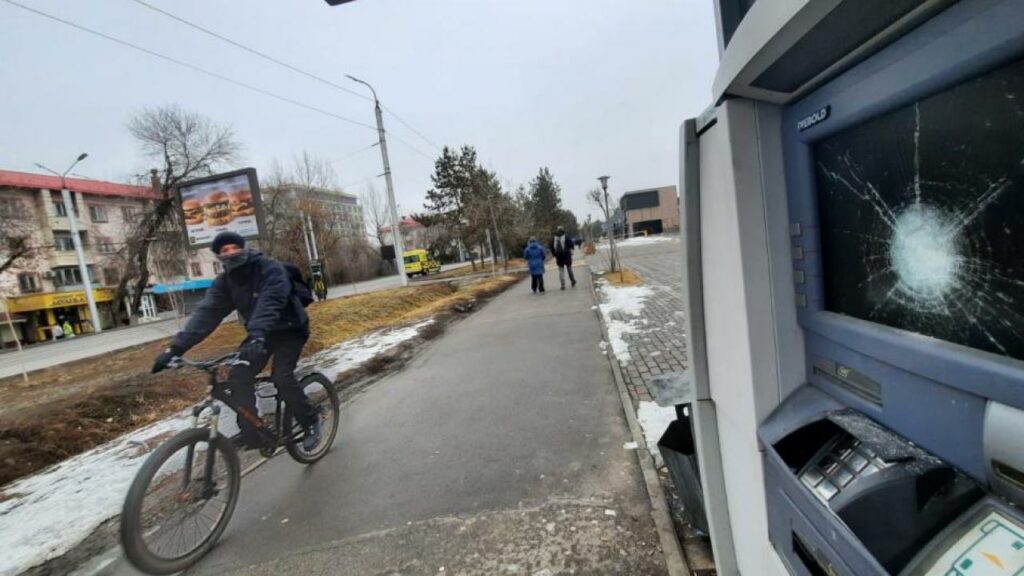 Смаилов поручил ускорить работу по возмещению ущерба предпринимателям