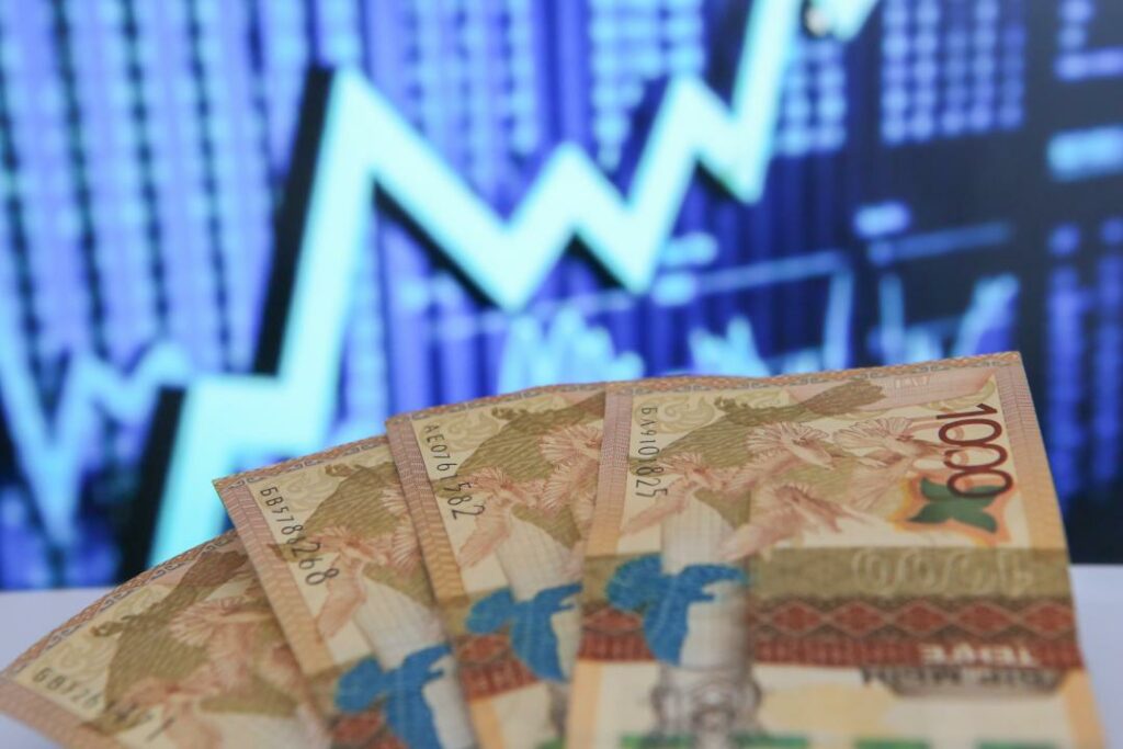 Тенге вырос в цене после выходных