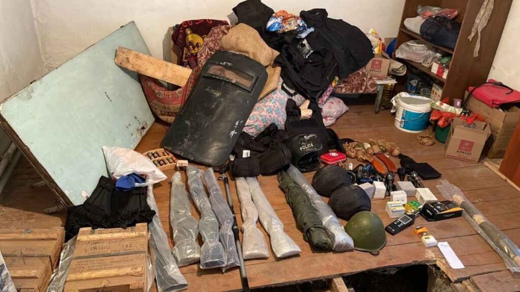 В Алматы обнаружен тайник с похищенным во время беспорядков оружием