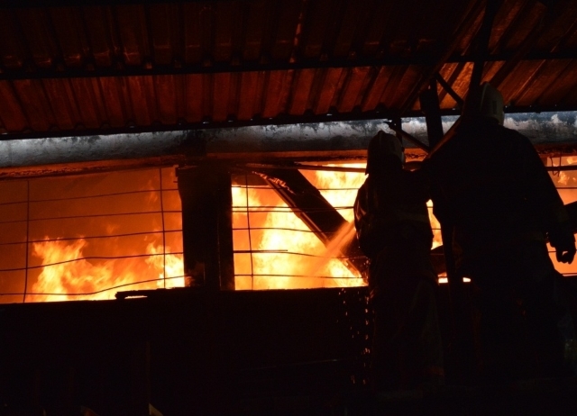 В Алматы горел рынок Ушконыр