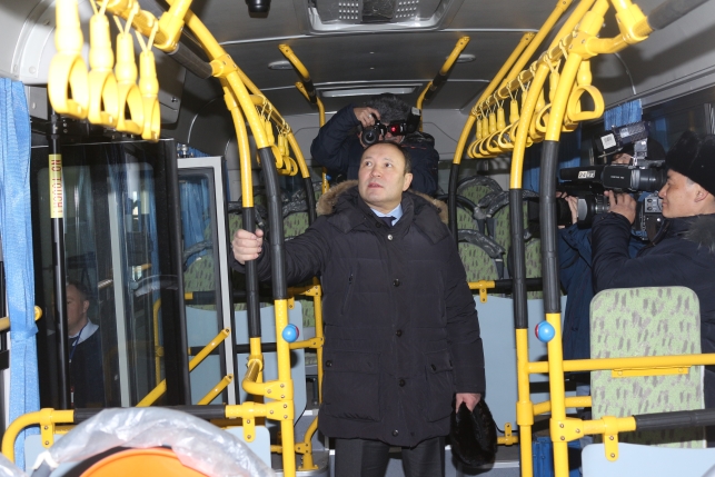 Депутаты предлагают возить школьников на казахстанских автобусах