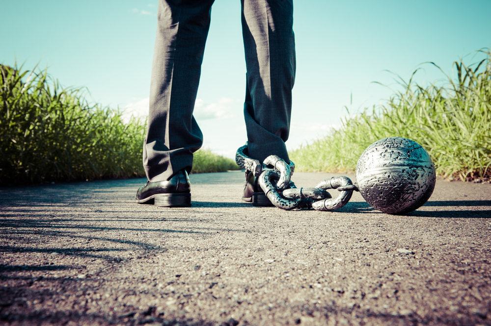 Коллекторские компании попросили Нацбанк ограничить выезд должников за рубеж