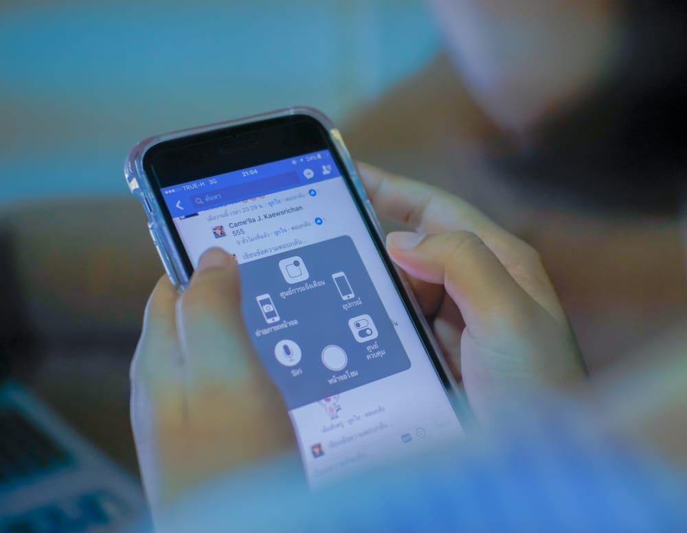 Facebook запретит размещать рекламу криптовалют и бинарных опционов