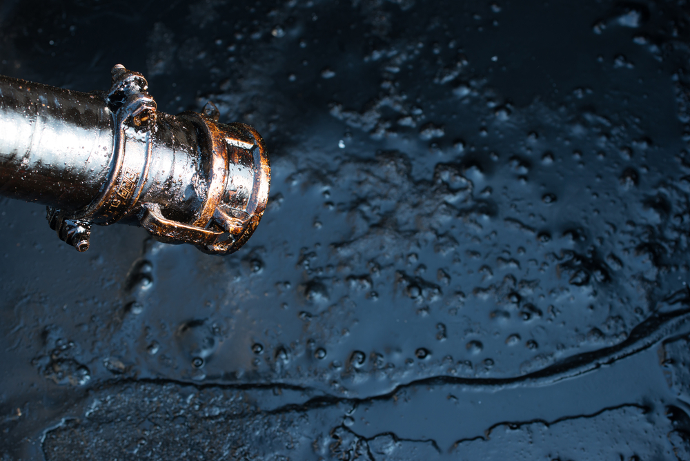 Нефть растет из-за снижения числа буровых установок