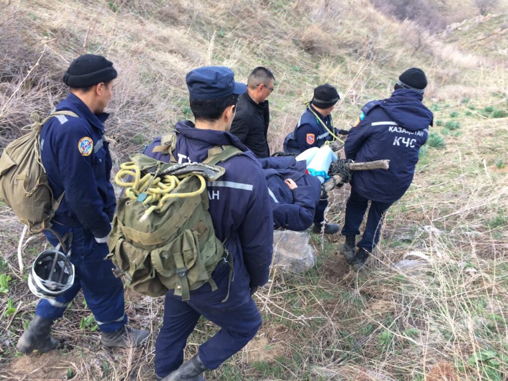 Спасатели Южно-Казахстанской области нашли заблудившихся в горах парня и девушку