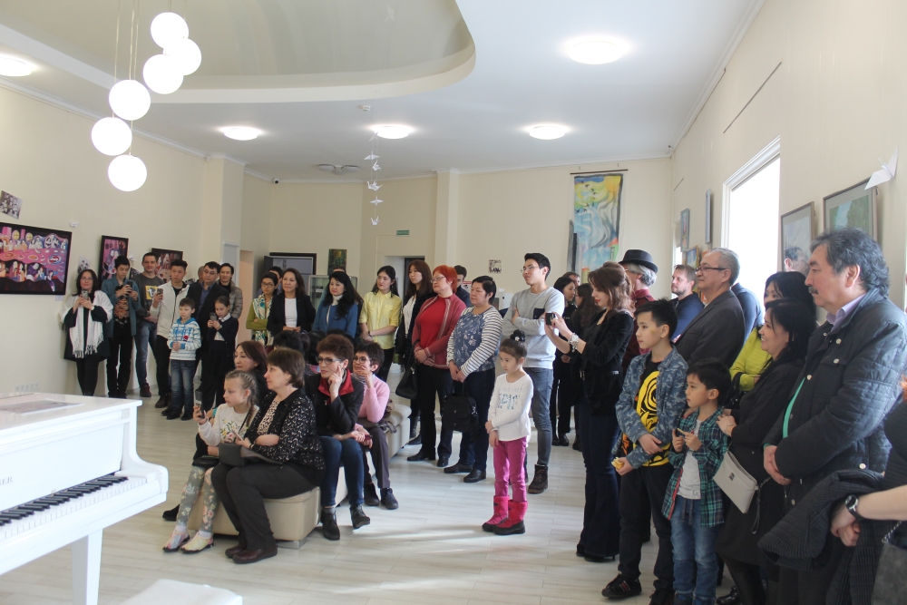 В Алматы прошла выставка выпускников первой Республиканской художественной школы