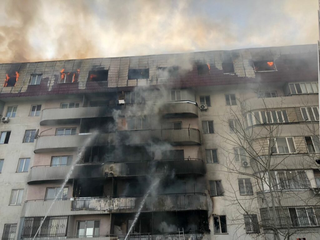 В Алматы горит жилой дом, эвакуированы 300 человек