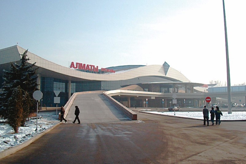 Представители MYD production самовольно демонтировали вывески «Эйр Астаны»