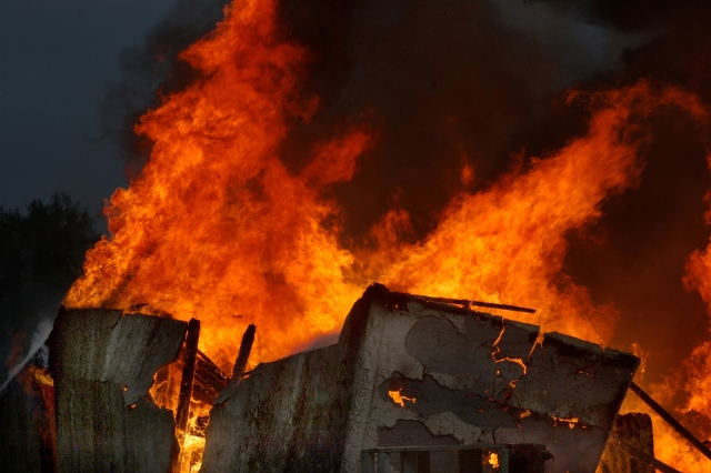 Местные жители сожгли технику и здания на золотом руднике в Кыргызстане