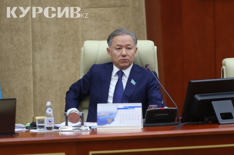 Депутаты: Зачем правительство тратит миллиарды на иностранных консультантов и социсследования?