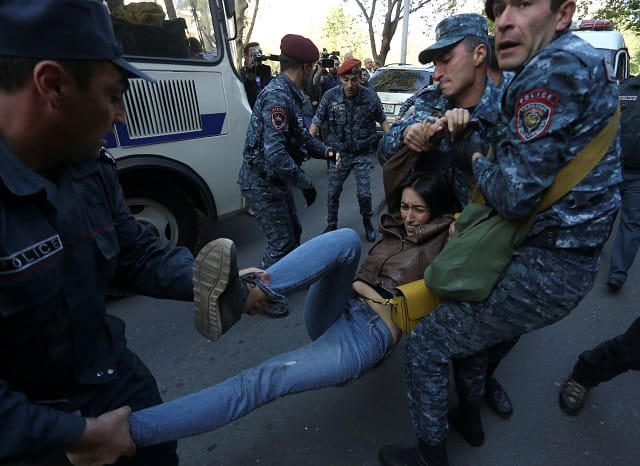 В ходе массовых митингов в Ереване задержаны 65 человек