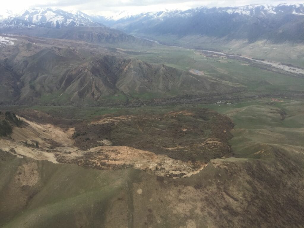 МВД РК: Оползень в районе реки Кольсай разделился на 2 участка