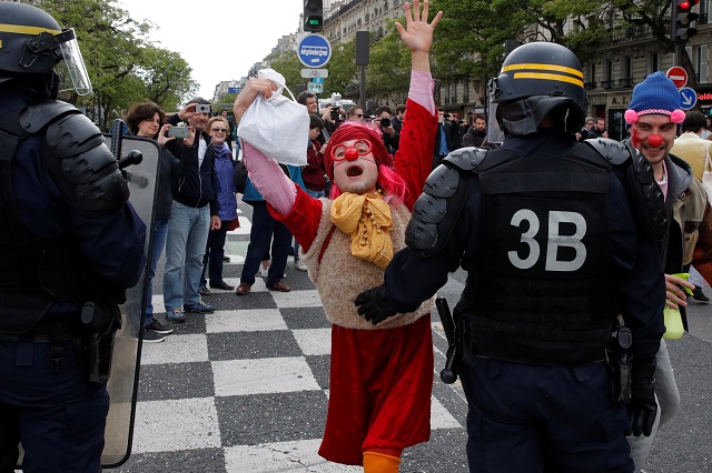 Более 100 человек задержаны во время беспорядков в Париже‍