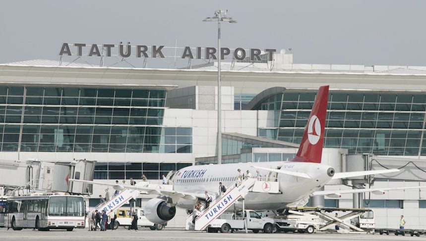 В аэропорту Стамбула столкнулись два пассажирских самолета (видео)