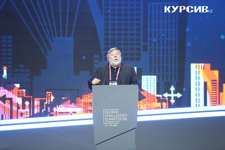 Соучредитель Apple на форуме в Астане: «Общаюсь с компьютером, как со своим лучшим другом»