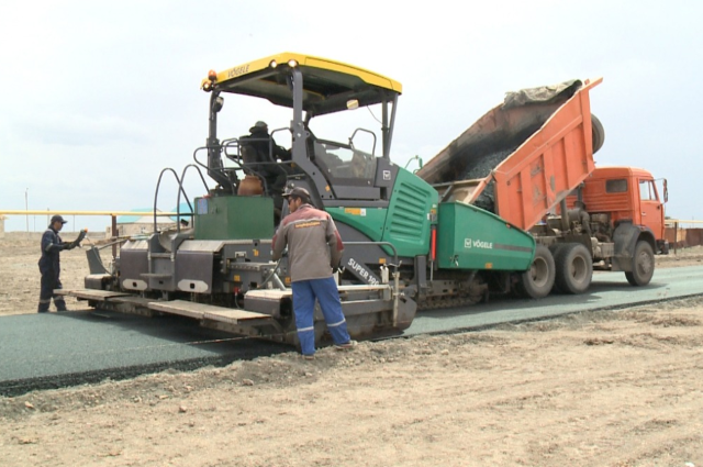 В Атырау продолжаются работы по строительству новых дорог