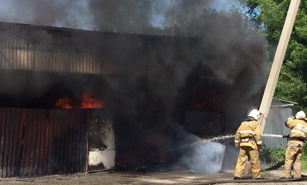 В Талдыкоргане горит склад шин