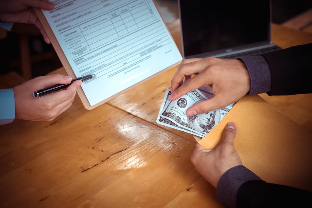 Минюст США подозревает официальное лицо РК в получении взяток от Rolls-Royce