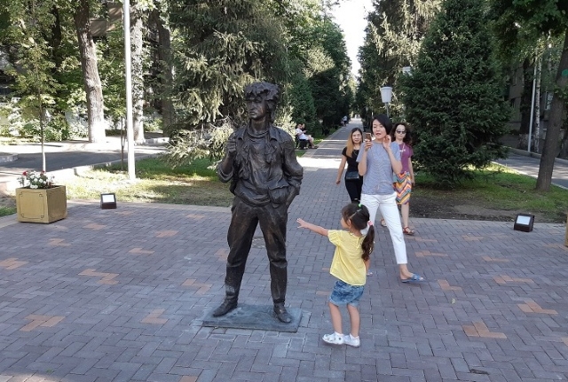 В Алматы открыли памятник Виктору Цою