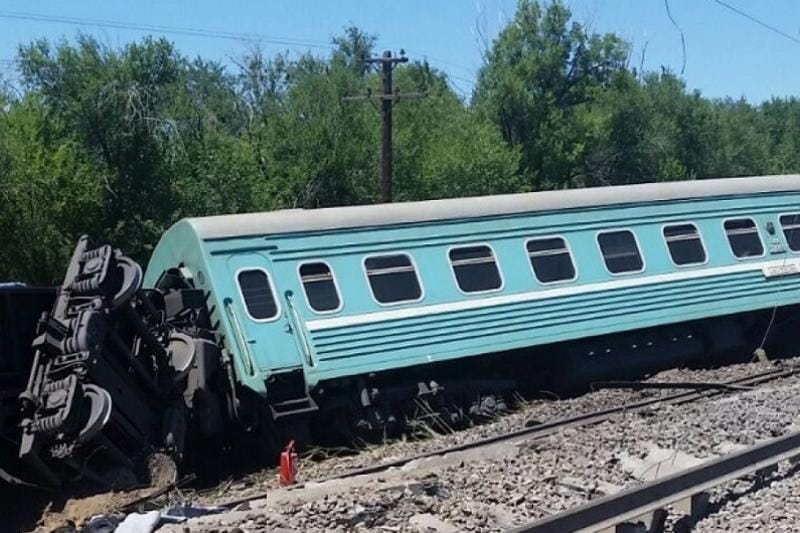 Женис Касымбек назвал основную причину схода поезда с рельсов в Казахстане