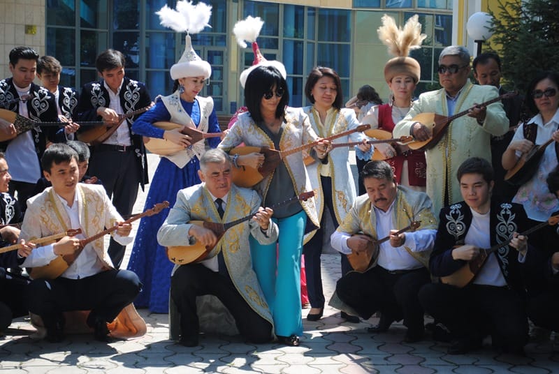 КНК им. Курмангазы организовала флэшмоб ко Дню домбры