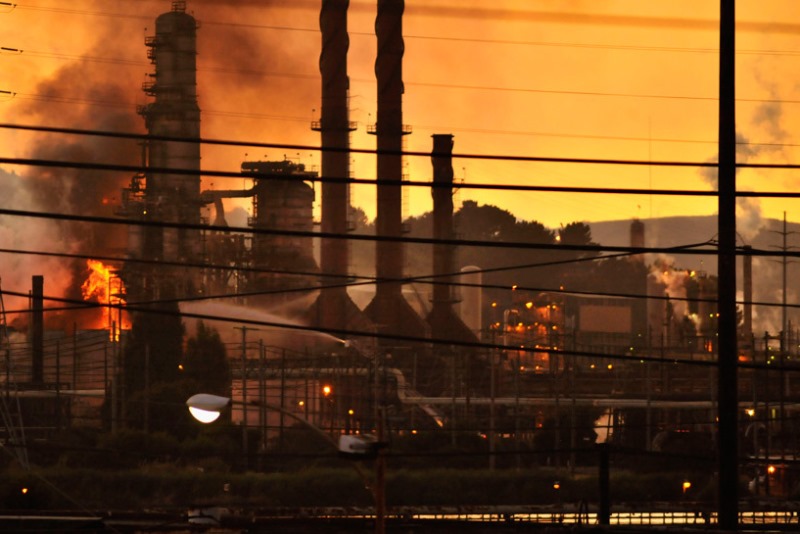 Нефтеперерабатывающий завод горит в Японии