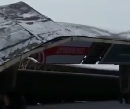 В Астане на поезд обрушился навес