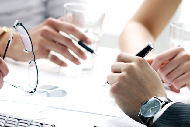 Страховщики увеличивают сборы премий, но прибыли падают