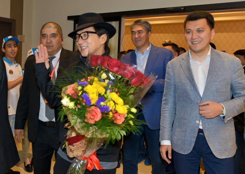 Джеки Чан прибыл в Астану на фестиваль китайского кино