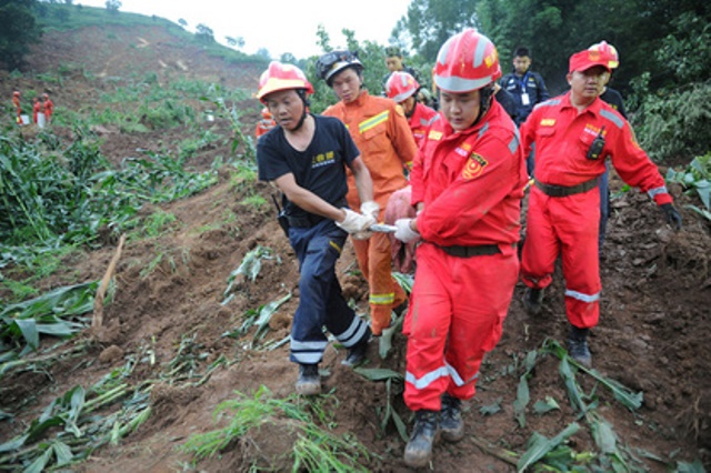 Более 100 человек оказались под завалами в результате оползня в Китае