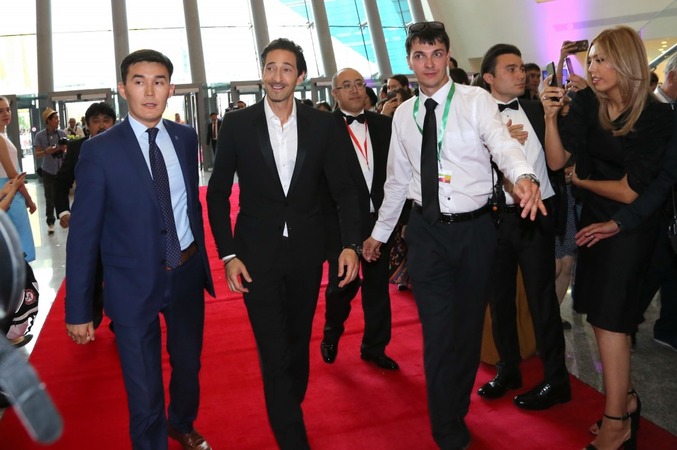 Николас Кейдж и Эдриан Броуди прошлись по красной дорожке в Астане