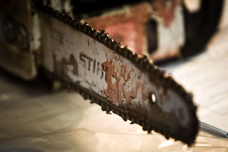 Мужчина с бензопилой напал на людей в Швейцарии