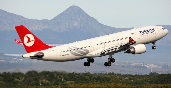 В аэропорту Стамбула столкнулись казахстанский и турецкий самолеты