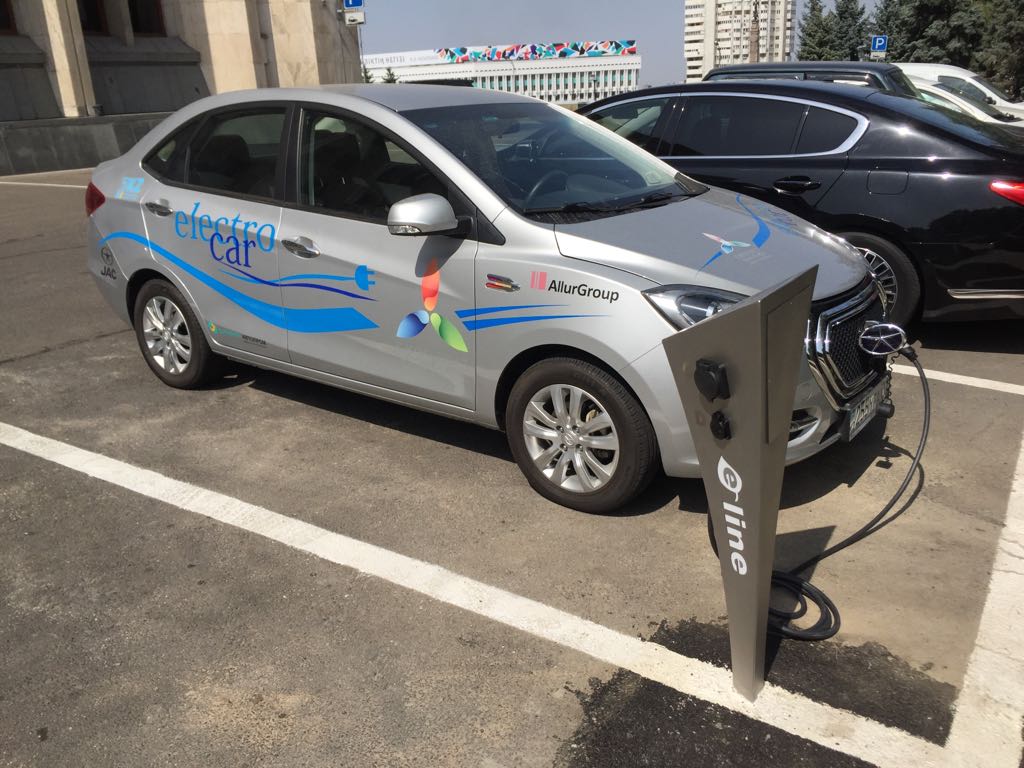 В Казахстане приступили к масштабной установке сети зарядных станций для электрокаров