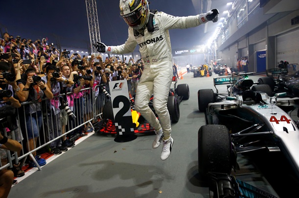 Льюис Хэмилтон выиграл Гран-при Сингапура