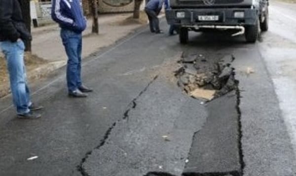 Виновных в провале асфальта в Алматы оштрафуют почти на 1 млн тенге