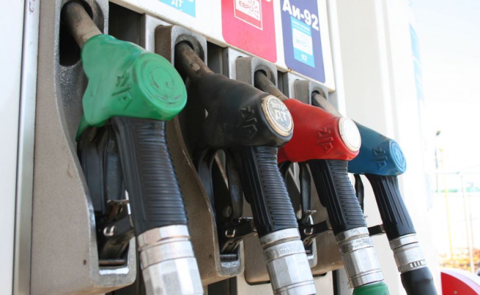 Маулен Ашимбаев: «Правительству следует четко разъяснить населению ситуацию с дефицитом бензина»