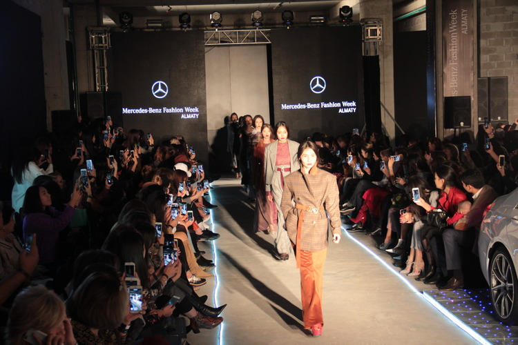 Восток и джинсы: в Алматы завершилась Международная неделя моды