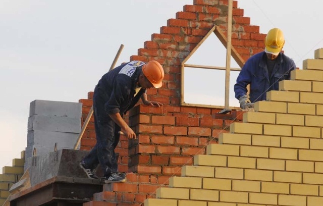 Қойманы бұзған кезде шатырдан құлаған екі адамның өліміне сот құрылыс компаниясының басшысын кінәлі деп таныды