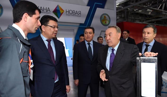 Главе государства представили отечественную зарядную станцию для электромобилей