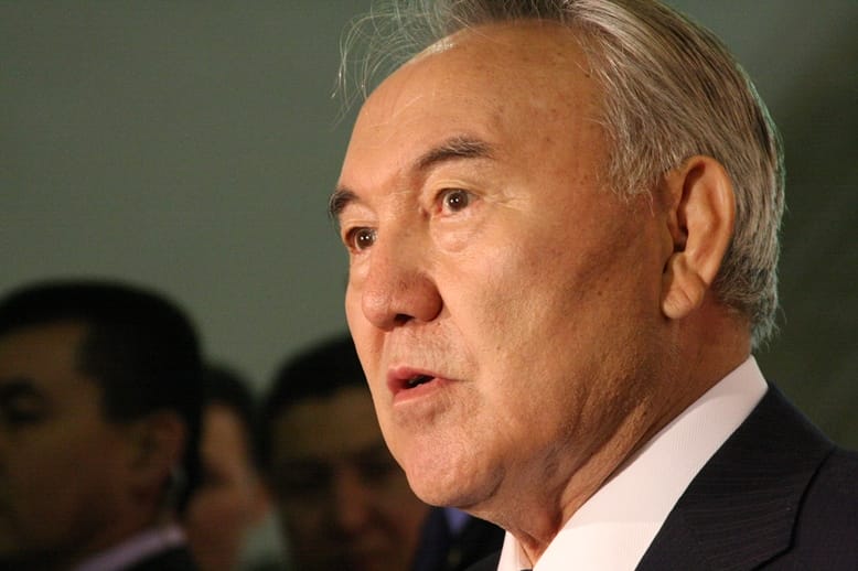 Назарбаев поручил кабмину законодательно обязать резидентов хранить деньги в стране