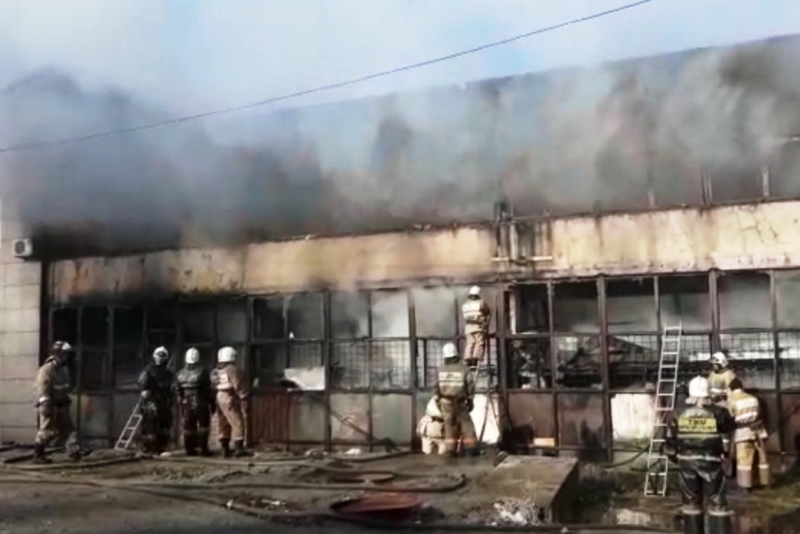 В Алматы загорелось офисное здание